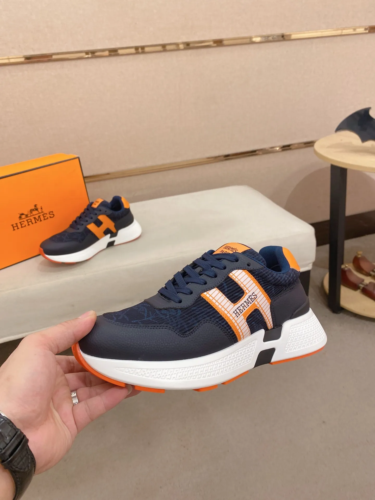 Factory price: 560💰《HERMES》【Classic Original Version】Hermès; Top 🔝 Purchasing Agency 🔍🔍Men's latest 🇺🇸 counters are on sale simultaneously, imported from Italy original ▲▲cowhide ▲▲ (high-end, nobility, class) ) Exquisite workmanship (Italian 🇮🇹 imported water-dyed 🐂 cowhide lining) sole: original sole provided by the original factory, ⚠️exclusive double-layer activity·TPR·rubber·combined molded outsole; super comfortable·wear-resistant·non-slip·environmental protection The real thing is more beautiful if you take the real thing (high quality, follow the order). You can enter and exit the counter at will * Number of yards: 38-44 (45 can be customized and cannot be returned or exchanged)
